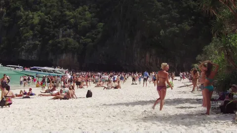 ไฮซีซั่น! แห่ขึ้นหาด‘อ่าวมาหยา’อาบแดดแน่น  