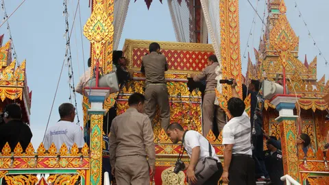 ชาวบ้านสัตหีบร่วมนำร่างเกจิดัง "หลวงปู่เหล็ง" วัดสัตหีบ ขึ้นเมรุลอย