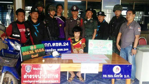 หนุ่มยัดห่อยาบ้าซุกกางเกงใน มดแดงโผล่กัดมีพิรุธ เลยโดนรวบ (ชมคลิป)