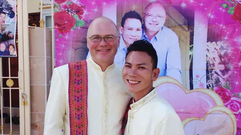 บ่มรักสุกงอม! ฝรั่งมะกันหอบเงินกว่า 2 ล้าน แต่งหนุ่มมหาสารคาม