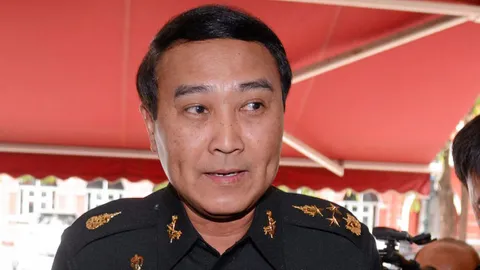 'ผบ.ทบ.' สั่งล่าไอ้โม่งโปรยใบปลิว โจมตี คสช. 