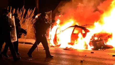 ผิดหวัง!  มะกันฮือประท้วง คณะลูกขุนใหญ่ไม่สั่งฟ้อง ตร.ยิงหนุ่มผิวสี