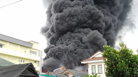 เพลิงสงบแล้ว! จนท.ขอความร่วมมือชาวบ้านออกนอกพื้นที่ไฟไหม้