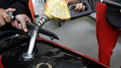 พรุ่งนี้ตี 5 ปตท.-บางจาก ลดราคาเบนซิน-โซฮอล์ 60 สต.