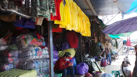 หัวใส แม่ค้าเขมรขนเสื้อสีเหลืองมือสองมาขายหลังตลาดโรงเกลือขาดตลาด 
