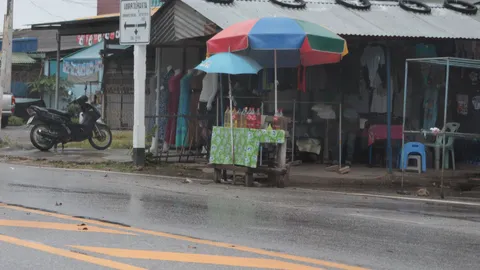 ปั๊มร้อง! น้ำมันเถื่อนเบตง ใส่ขวดขายเกลื่อน (ชมคลิป)