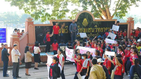 นร.เชียงแสน ฮือชุมนุมขับไล่ ผอ.ร.ร. ยันไม่เจรจาด้วย