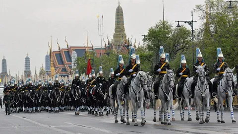ผบ.สูงสุด นำทหารรักษาพระองค์ 13 กองพัน สวนสนามถวายสัตย์ฯ