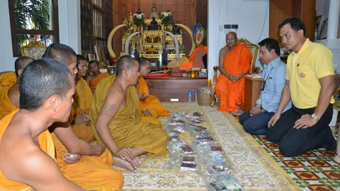 ตม.ภูเก็ต จับแก๊งพระกัมพูชา ออกเรี่ยไรชาวบ้าน ก่อนส่งกลับ ปท.