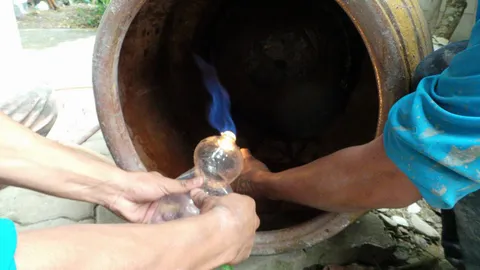 พบหลุมก๊าซจุดไฟติดกลางกรุง ประสานผู้เชี่ยวชาญตรวจสอบ