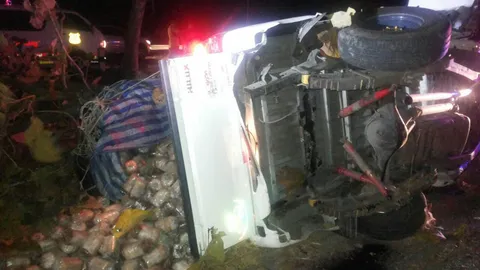 หนุ่มน่านซิ่งกระบะหลับในพุ่งชนต้นไม้ดับคารถ