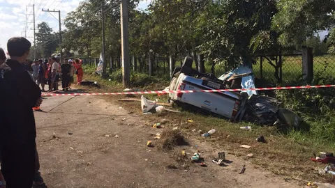 หนุ่มซิ่งกระบะชน จยย. แล้วหนี ก่อนพลิกคว่ำ ดับ 2 เจ็บ 3 ราย