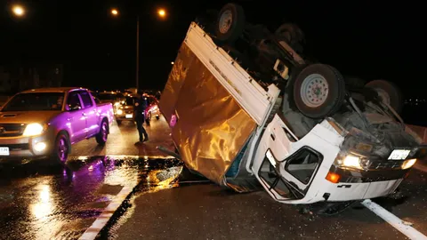 ยางระเบิด!รถน้ำมันคว่ำ ดีเซลนองพื้นด่วนบูรพาวิถี