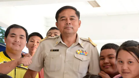 ฮือฮา!ครูพละที่หนองคาย หน้าคล้ายนายกฯ 'ประยุทธ์'