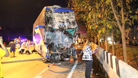 ทัวร์กระบี่ขาเข้ากทม.ทิ่มสิบล้อ ทับโชเฟอร์ดับ-บาดเจ็บ15