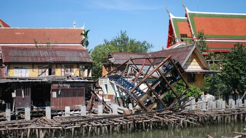 ปั้นจั่นล้มทับกุฏิวัดดังย่านปากน้ำ คนงานเจ็บ 1 ราย