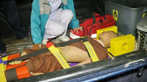 เณรสี่รูปออกหาสมุนไพรในถ้ำ ตกหน้าผาเจ็บสาหัส