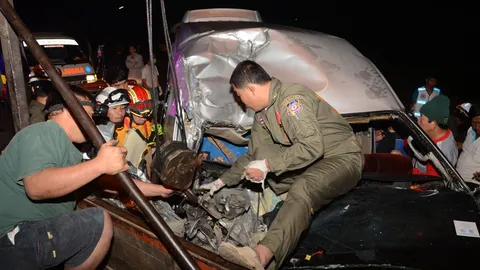 ลำปางหมอกหนา รถตู้ 'หุ่นสายเสมา' ชนท้าย 18 ล้อ โชเฟอร์สาหัส