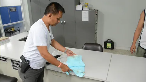 ทิ้งทารกซุกห้องน้ำศาลเจ้า มดกัดทั้งตัว โชคดีมีคนพบ