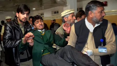 ยอดเหยื่อร.ร.ปากีฯพุ่ง 145 ศพ 'ตาลีบัน' สุดเหี้ยมเผาเหยื่อทั้งเป็น (ชมคลิป)