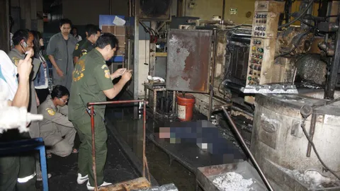 หนุ่มรง.ชิ้นส่วนรถ ถูกเครื่องจักรหนีบหัวดับสยอง