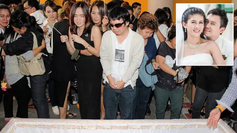 ร่ำไห้ระงม รับศพ 'สาวแกรมมี่' สามีขอพากลับบ้าน-แม่เป็นลมเรียกหาลูก (ชมคลิป)