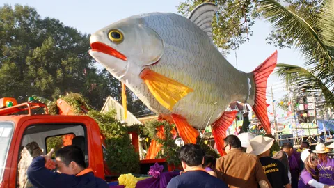 ชาวบ้าน อ.ศรีสงคราม แห่หุ่นปลายักษ์ เปิดงาน 'มหกรรมกินปลา'