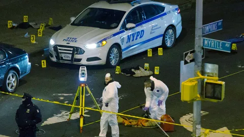 สะเทือนขวัญ!  ยิง 2 ตร.นิวยอร์กดับ คารถสายตรวจ ก่อนมือปืนฆ่าตัวตาย (ชมคลิป)