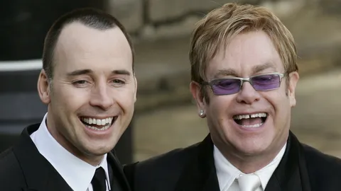 'เซอร์เอลตัน จอห์น' แต่งงานกับคนรักเพศเดียวกันแล้ว