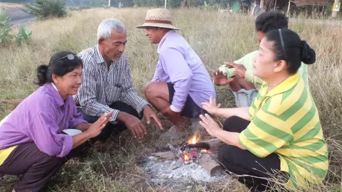 อีสานอุณหภูมิลดลง แม่เฒ่าโคราชสังเวยภัยหนาว ชาวบ้านต้องก่อไฟผิง