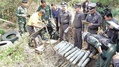 ตะลึง! พบอาวุธสงครามซุกริมถนนอื้อ ย่านคลองสามวา (ชมคลิป)