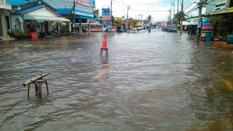 ฝนกระหน่ำนครศรีฯ อีกระลอก แถมน้ำป่าหลากเข้าท่วม