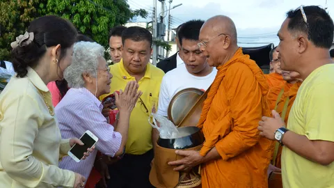 'พระสุเทพ' ออกบิณฑบาตเมืองภูเก็ต ชาวบ้านแห่รอใส่บาตร