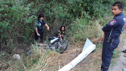 หนุ่มควบ จยย.แหกโค้ง ชนป้ายบอกทางดับอนาถ