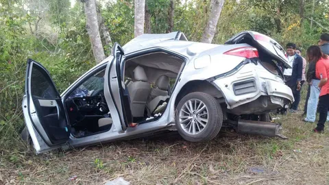 เก๋งเสียหลักอัดต้นไม้ พ่อลูกดับ3ศพ-แม่สาหัส