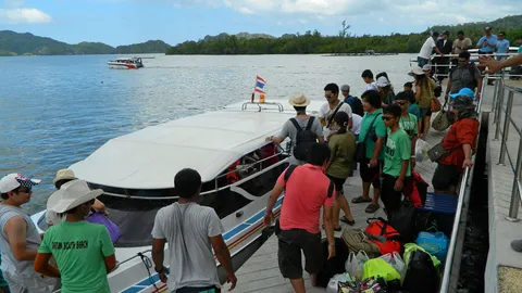 นักท่องเที่ยวแห่เยือน'เกาะหลีเป๊ะ'คึกคักรับปีใหม่ 