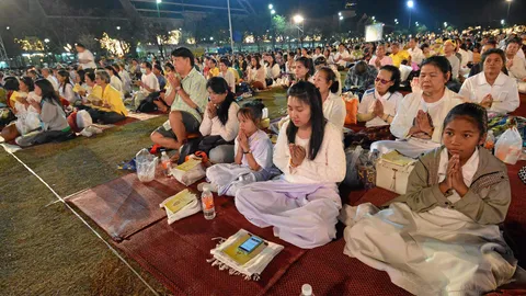 พุทธศาสนิกชน นุ่งขาวห่มขาว สวดมนต์ข้ามปี