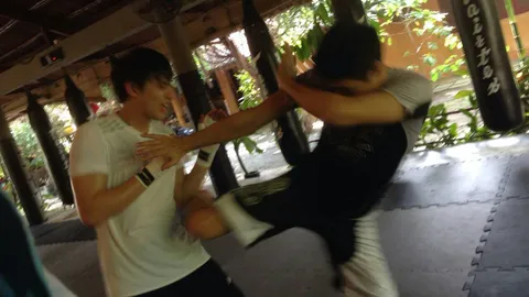 จะเลิกหน่อมแน้ม 'เจมส์จิ' ฟิตเฟิร์มที่เวียดนามกับ 'จอห์นนี่ เหงียน' 