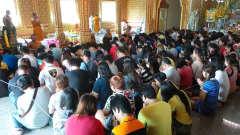 ‘ฉลู’สู้กับ‘มะแม’! คนนับหมื่น แห่แก้ปีชงแน่นวัด   