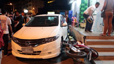 หนุ่มเมาขับเก๋งใส่เกียร์ผิด ถอยชนผู้กำกับเอ็มวีดังกัมพูชาเจ็บ