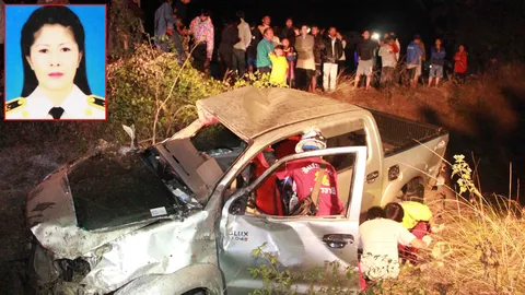 อีกแล้ว! ม้าเหล็กขยี้ปิกอัพครูสาว-แฟนหนุ่มร่างแหลกดับคาที่