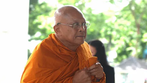 'พระสุเทพ' ทอดผ้าป่าสตูล ชู 'บิ๊กตู่' เป็นคนดี รักสถาบัน