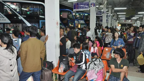 คนแห่กลับล้นสถานีขนส่งเชียงรายกว่า 15,000 คน