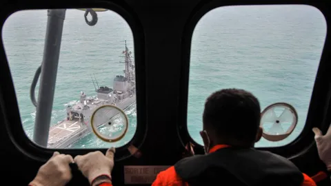 พบร่างเหยื่อเที่ยวบิน QZ8501 แล้ว 39คน ระดมเรือ-ฮ.หากล่องดำ