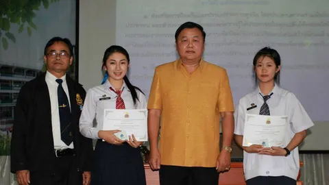 ยกย่อง 'กู้ภัยหน้าใส' สองสาวอาชีวะจิตอาสา ที่อุบลฯ  