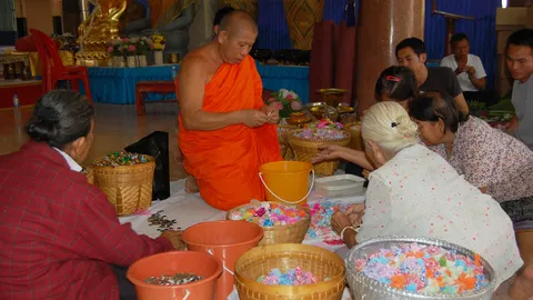 วัดดังพร้อมแจก! ไอโฟน6พลัส เงินโปรยทาน3แสน 