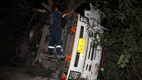 หนุ่มขับรถพ่วงพลิกคว่ำหวิดม้วย ลูกวัย 5 ด.ปลอดภัยในอ้อมกอดแม่