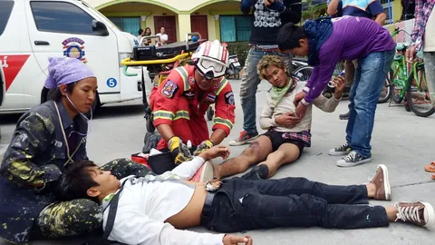 ช่างขึ้นนั่งร้านทาสีชั้น 4 ถูกหม้อแปลงช็อตร่วงสาหัส 2 ราย