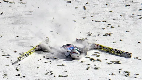 ชมคลิปนักสกีเสียหลักล้มเจ็บสาหัส!