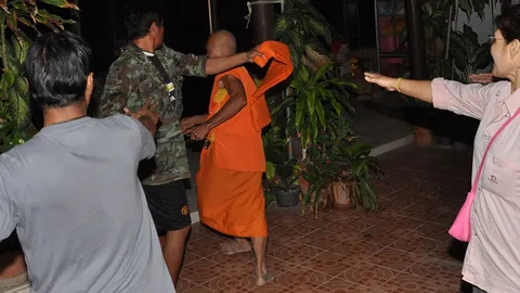 ชาวบ้านเมืองเพชร ฉุนพระขายที่ดินวัด ลุกฮือไล่ออกพื้นที่